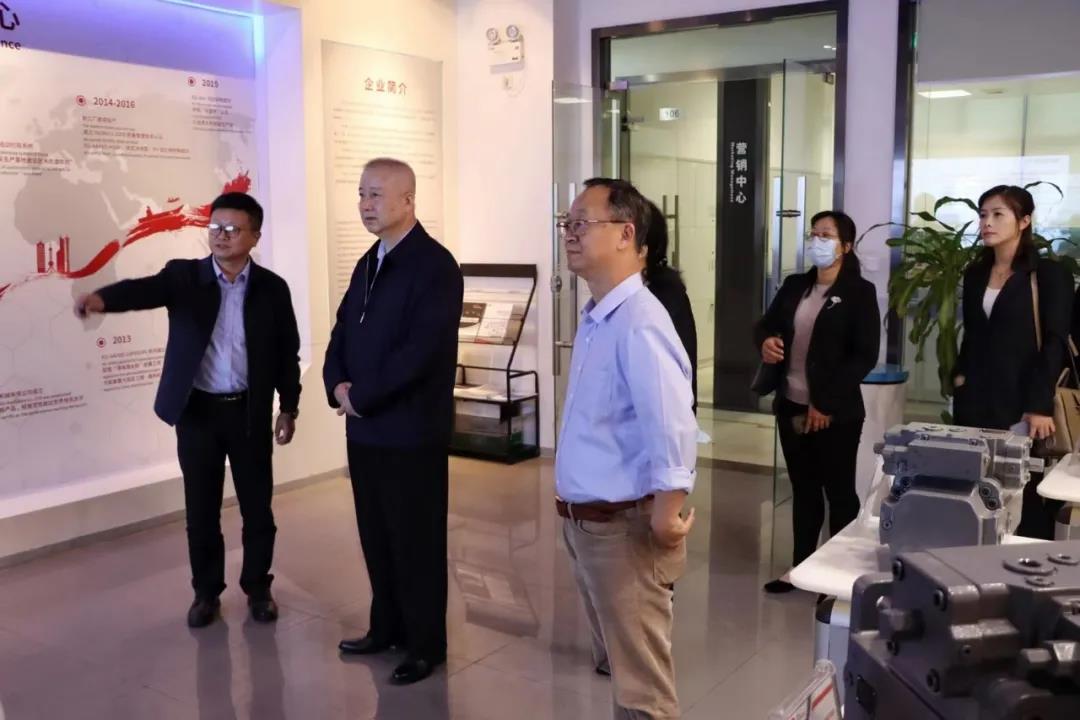 十三届全国政协经济委员会副主任刘利华一行赴爱游戏（中国）液压调研