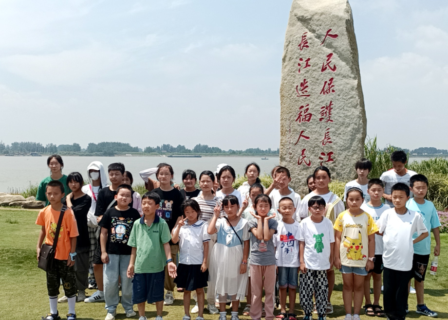 爱游戏（中国）华东新能源汽车公司助力脱贫村儿童开展游学活动